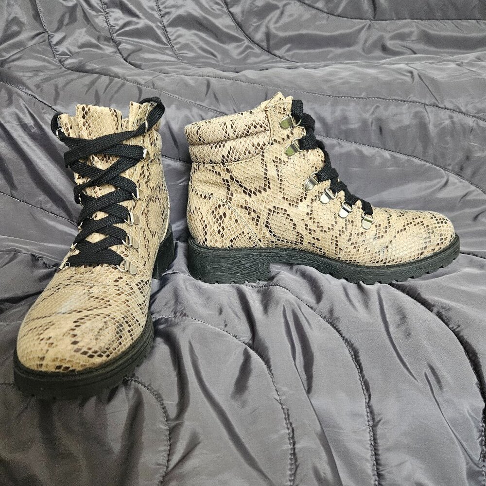 JELLYPOP Miggy Women's Faux Snakeskin Print Lace-up Booties Sz 8.5M Lug Sole